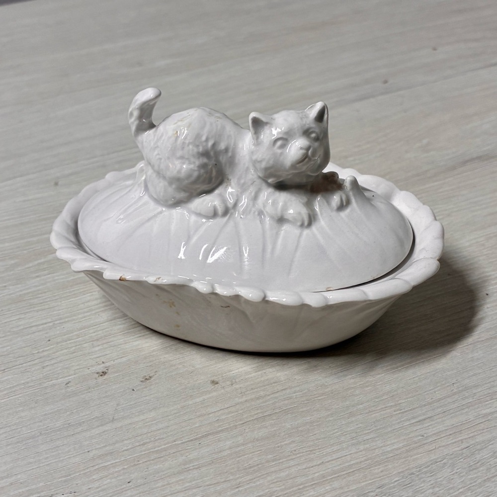 Quon Quon Vintage White Ceramic Cat Dish Cottagecore Animal Figurine Decor
